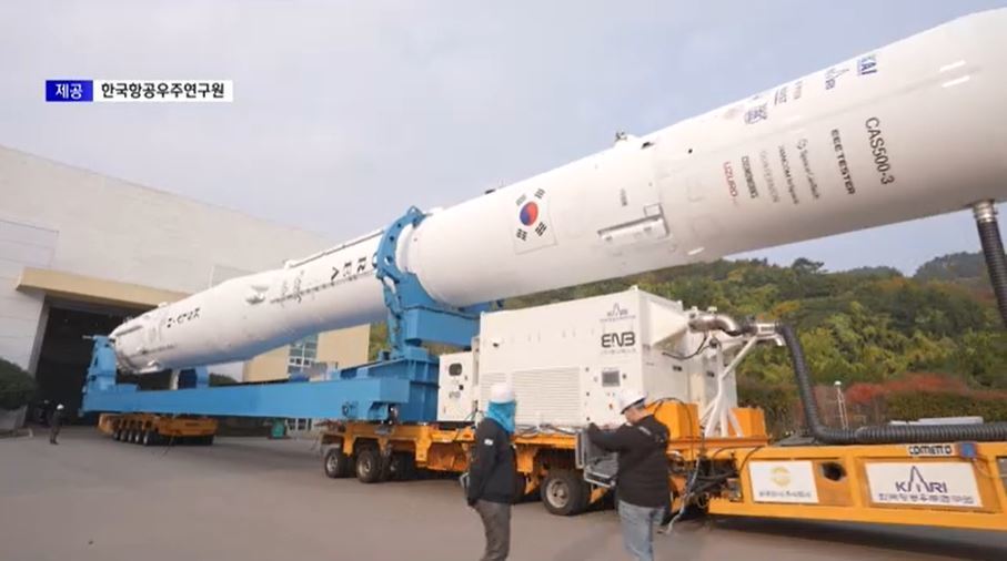 누리호 발사대 기립 완료…민간 주도 우주산업 코앞