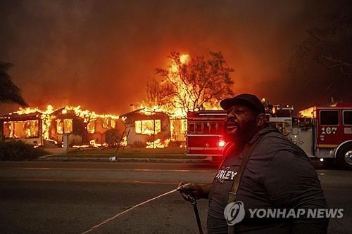 LA 대형 산불 통제불능 확산 중…최소 5명 사망, 수만명 대피