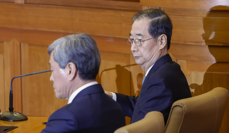 한 총리 헌재 출석  겸허히 임하겠다 …국회측  탄핵사유 명백 