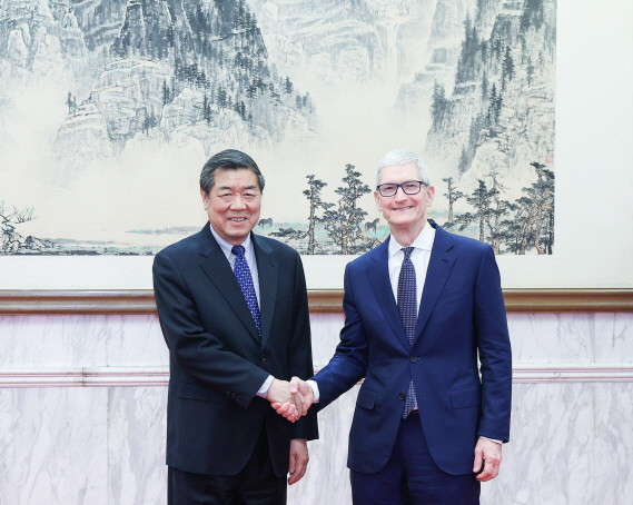 글로벌 CEO, 中 집결…애플 CEO, 경제고위급 잇달아 면담