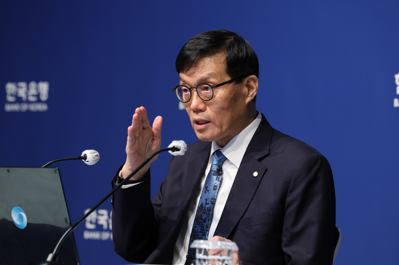 한은  대규모 통화 공급시 환율 급등·자본유출 …양적완화 거듭 '부인'