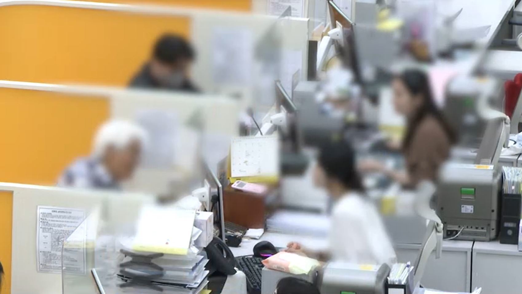 정치권 눈치에 중금리 대출 늘린 은행들…'연체' 빨간불