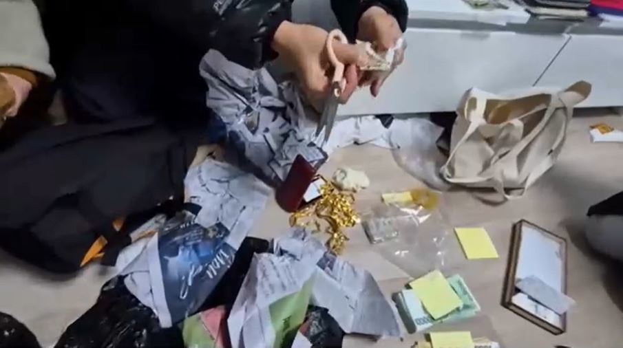 탈탈 털어도 없다더니…등산 배낭에 금괴 뭉치