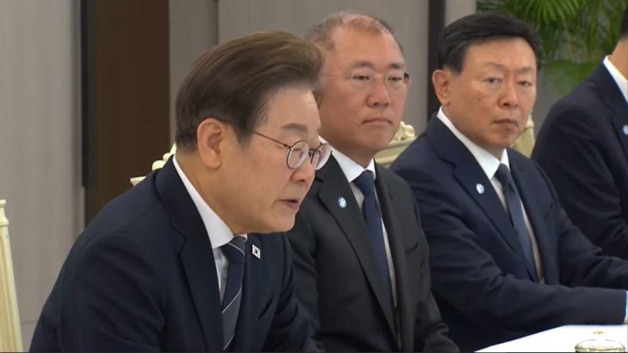 李, 재계 총수와 140분간 도시락 상견례…먹사니즘·규제 합리화 강조