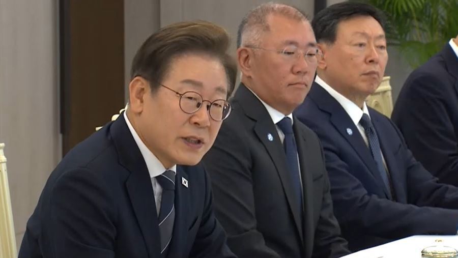 李 대통령, 5대 그룹 만났다…재계 민관 공조로 경제위기 극복