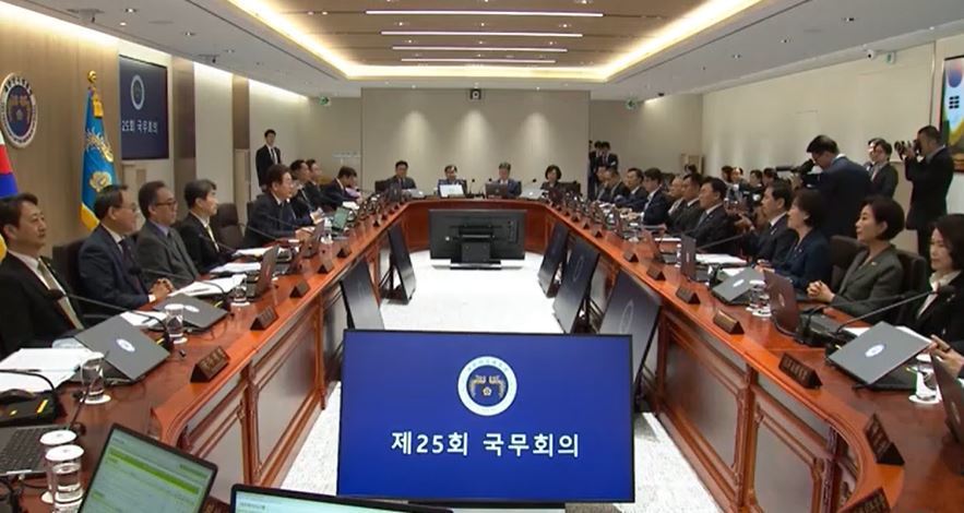 새 정부 오늘 '첫 추경안' 심의…당정 전 국민 지급