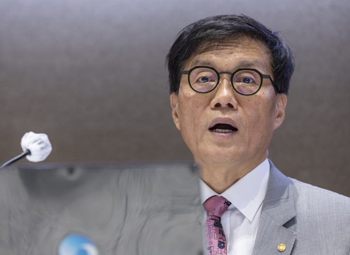 이창용 한은 총재, 은행장들 만나  안정적 가계부채</font> 관리  당부