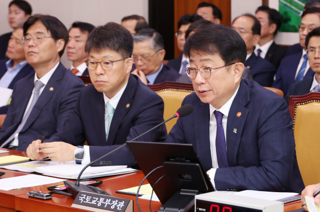 국토장관  가덕신공항 불참 현대건설, 제재 가능한지 확인중 