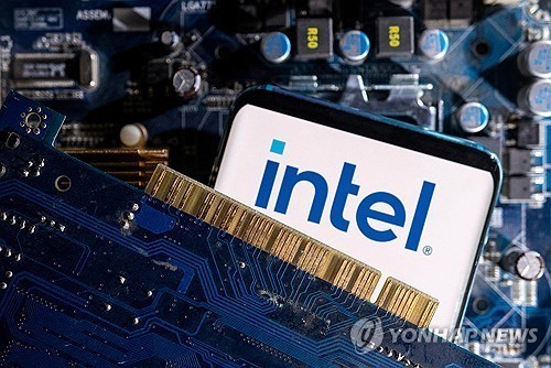[글로벌 비즈 브리핑] 트럼프 '인텔 살리기'... 美 정부, 지분 10% 취득 논의 중  外