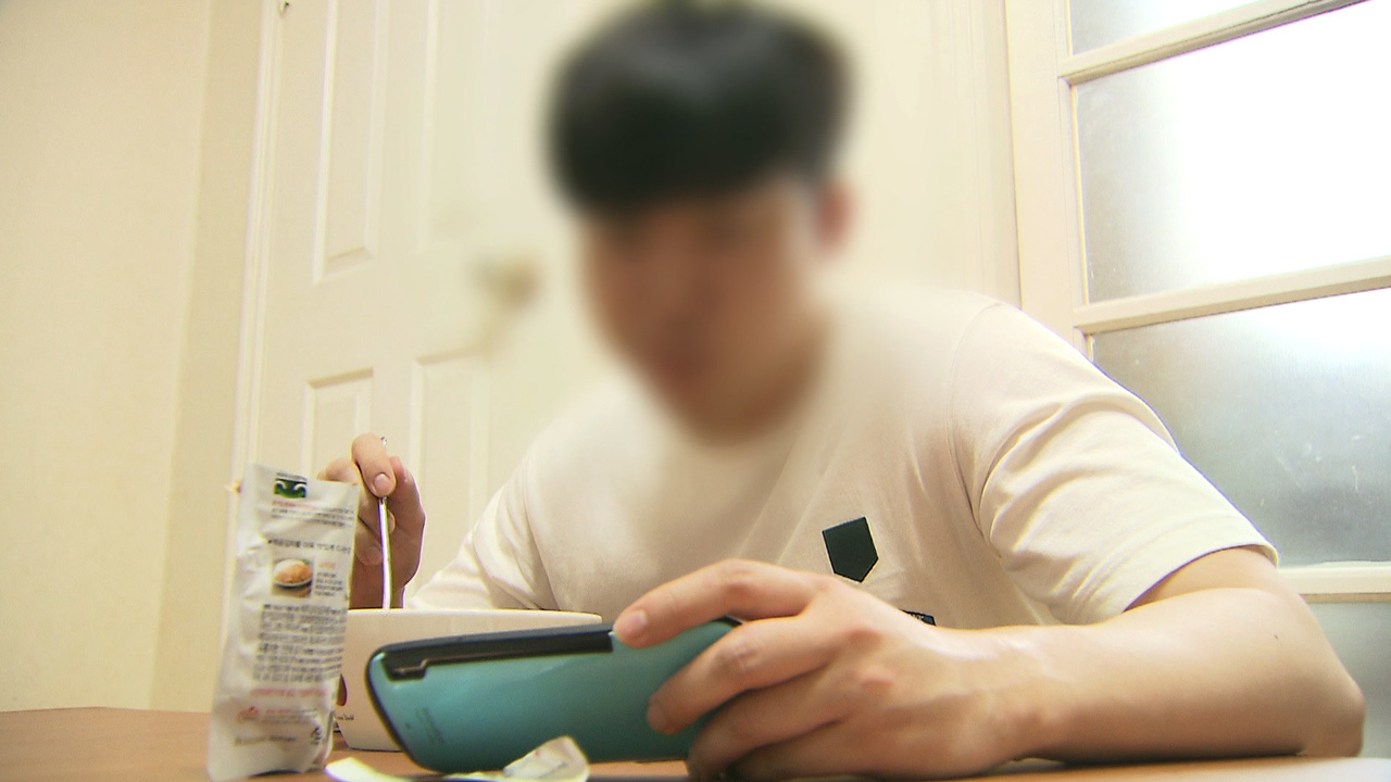 잠 줄이고, 넷플릭스 봤다…청년 혼밥족 '쑥'