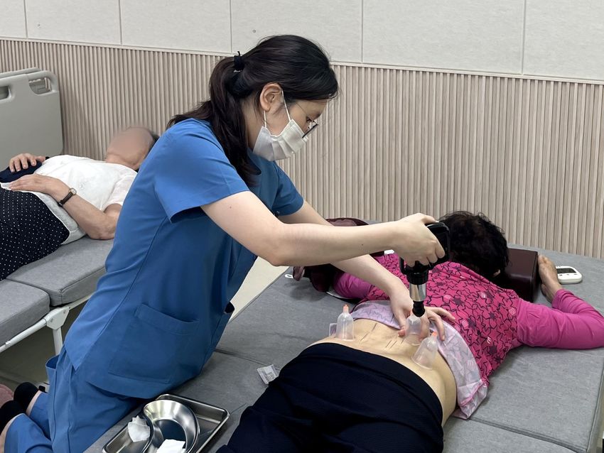 “어르신 건강 돌보러 한의사가 갑니다” 자생한방병원 복지관 봉사