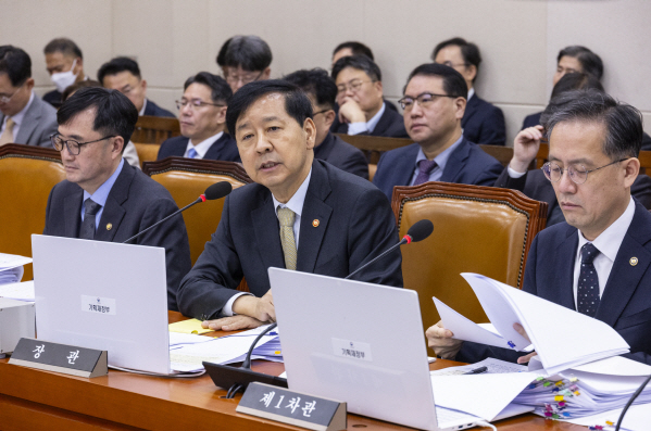 여야, 관세협상 타결 두고 공방… 국운 상승 찬스 · 한국은 봉 