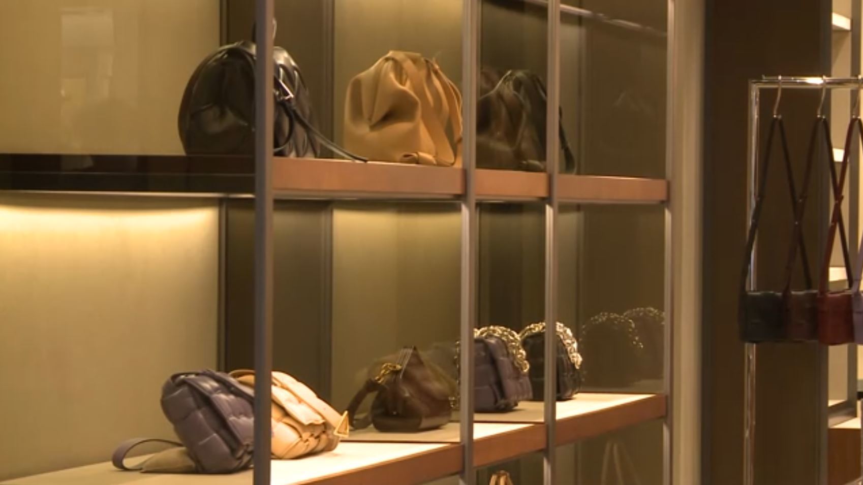 연말 대목에 줄인상…명품 가방에 화장품까지