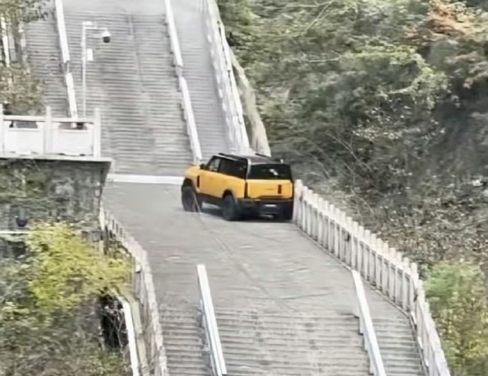 '아직 안되네' 中체리, 장가계 계단 오르려다 '쾅'