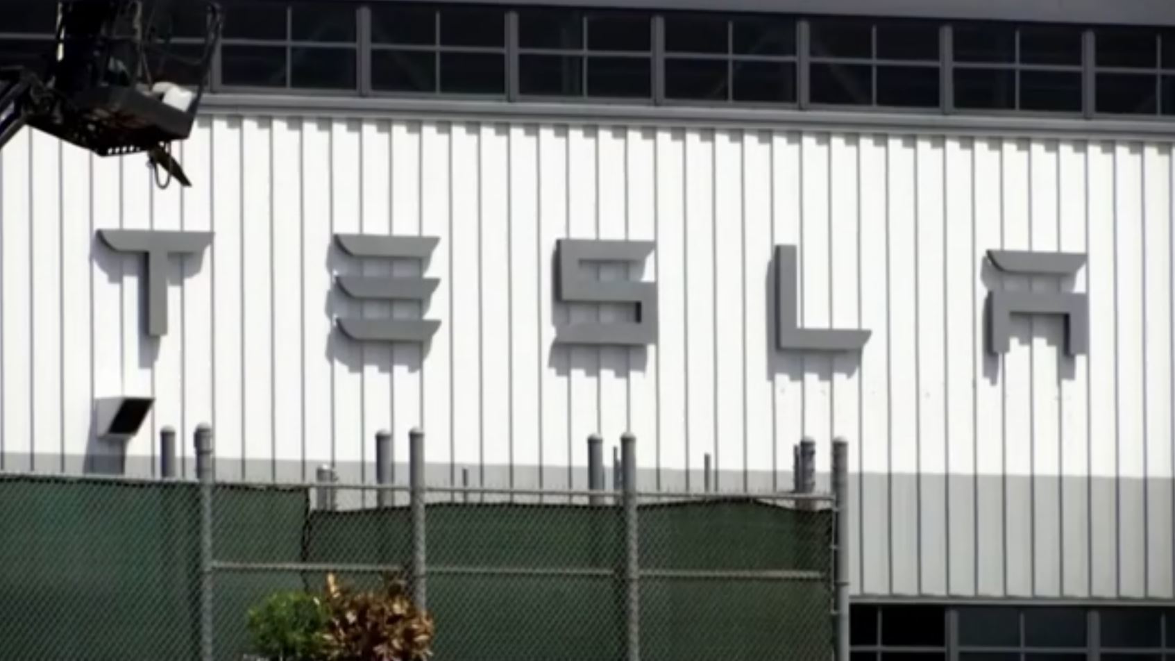 [외신 헤드라인]  테슬라, 美 생산 전기차에 中 부품 전면 배제 추진 