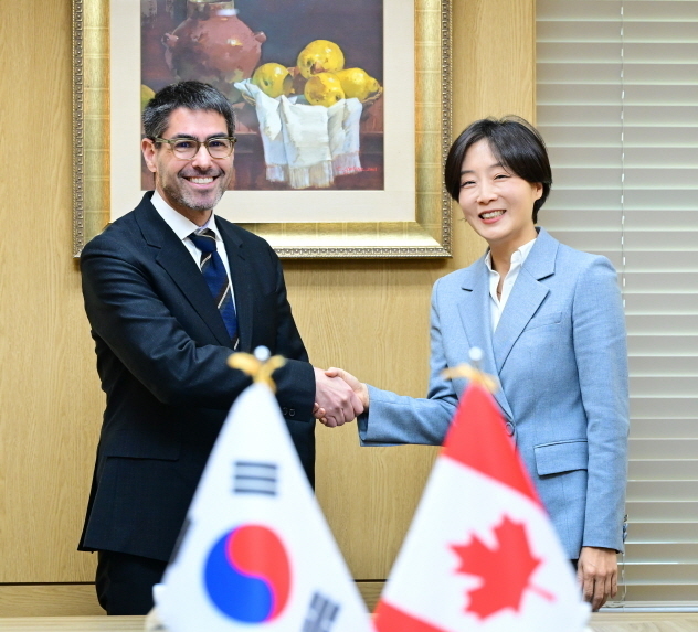 캐나다 외교 차관보 "차기 잠수함 관련 한국기업 역량 신뢰" - 뉴스 썸네일 이미지