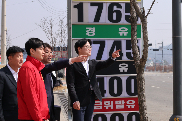 '최고가격제 시행' 나흘째…주유소 10곳 중 8곳 기름값 내렸다