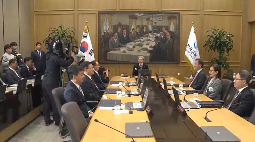 금통위원 7명 전원일치 "금리 올려선 안 된다", 만장일치 동결의 속내
